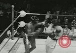 Standbild Polizei Athletic Boxing League Finale New York City USA, 1957, aus Sekunde 10 historischem Filmmaterial Videoclip 65675077125