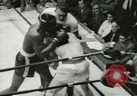 Standbild Polizei Athletic Boxing League Finale New York City USA, 1957, aus Sekunde 18 historischem Filmmaterial Videoclip 65675077125