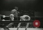 Standbild Polizei Athletic Boxing League Finale New York City USA, 1957, aus Sekunde 25 historischem Filmmaterial Videoclip 65675077125