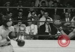 Standbild Polizei Athletic Boxing League Finale New York City USA, 1957, aus Sekunde 28 historischem Filmmaterial Videoclip 65675077125