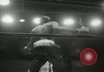 Standbild Polizei Athletic Boxing League Finale New York City USA, 1957, aus Sekunde 32 historischem Filmmaterial Videoclip 65675077125