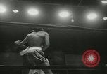 Standbild Polizei Athletic Boxing League Finale New York City USA, 1957, aus Sekunde 33 historischem Filmmaterial Videoclip 65675077125