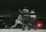 Standbild Polizei Athletic Boxing League Finale New York City USA, 1957, aus Sekunde 35 historischem Filmmaterial Videoclip 65675077125
