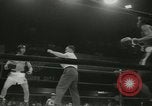 Standbild Polizei Athletic Boxing League Finale New York City USA, 1957, aus Sekunde 36 historischem Filmmaterial Videoclip 65675077125