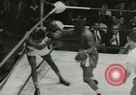 Standbild Polizei Athletic Boxing League Finale New York City USA, 1957, aus Sekunde 49 historischem Filmmaterial Videoclip 65675077125