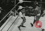 Standbild Polizei Athletic Boxing League Finale New York City USA, 1957, aus Sekunde 50 historischem Filmmaterial Videoclip 65675077125