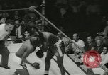 Standbild Polizei Athletic Boxing League Finale New York City USA, 1957, aus Sekunde 56 historischem Filmmaterial Videoclip 65675077125