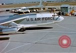 Standbild b-52 Stratofortress Kansas United States USA, 1960, aus Sekunde 5 historischem Filmmaterial Videoclip 65675077274