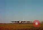 Standbild b-52 Stratofortress Kansas United States USA, 1960, aus Sekunde 15 historischem Filmmaterial Videoclip 65675077274