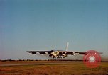 Standbild b-52 Stratofortress Kansas United States USA, 1960, aus Sekunde 16 historischem Filmmaterial Videoclip 65675077274