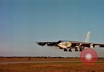Standbild b-52 Stratofortress Kansas United States USA, 1960, aus Sekunde 17 historischem Filmmaterial Videoclip 65675077274