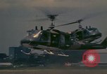 Standbild UH-1 Iroquois Hubschrauber United States USA, 1970, aus Sekunde 37 historischem Filmmaterial Videoclip 65675077306