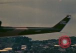Standbild UH-1 Iroquois Hubschrauber United States USA, 1970, aus Sekunde 56 historischem Filmmaterial Videoclip 65675077306