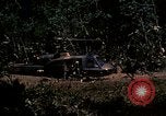 Standbild UH-1 Iroquois Hubschrauber United States USA, 1970, aus Sekunde 32 historischem Filmmaterial Videoclip 65675077307