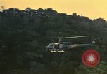 Standbild UH-1 Iroquois Hubschrauber United States USA, 1970, aus Sekunde 33 historischem Filmmaterial Videoclip 65675077308