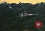 Standbild UH-1 Iroquois Hubschrauber United States USA, 1970, aus Sekunde 36 historischem Filmmaterial Videoclip 65675077308