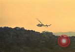 Standbild UH-1 Iroquois Hubschrauber United States USA, 1970, aus Sekunde 43 historischem Filmmaterial Videoclip 65675077308