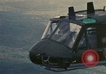 Standbild UH-1 Iroquois Hubschrauber United States USA, 1970, aus Sekunde 30 historischem Filmmaterial Videoclip 65675077309