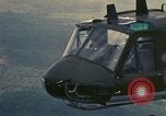 Standbild UH-1 Iroquois Hubschrauber United States USA, 1970, aus Sekunde 33 historischem Filmmaterial Videoclip 65675077309