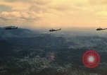 Standbild UH-1 Iroquois Hubschrauber United States USA, 1970, aus Sekunde 45 historischem Filmmaterial Videoclip 65675077309