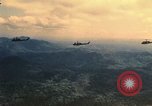 Standbild UH-1 Iroquois Hubschrauber United States USA, 1970, aus Sekunde 47 historischem Filmmaterial Videoclip 65675077309
