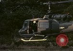 Standbild UH-1 Iroquois Hubschrauber United States USA, 1970, aus Sekunde 15 historischem Filmmaterial Videoclip 65675077310