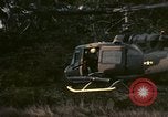 Standbild UH-1 Iroquois Hubschrauber United States USA, 1970, aus Sekunde 16 historischem Filmmaterial Videoclip 65675077310