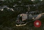 Standbild UH-1 Iroquois Hubschrauber United States USA, 1970, aus Sekunde 17 historischem Filmmaterial Videoclip 65675077310