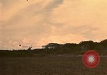 Standbild UH-1 Iroquois Hubschrauber United States USA, 1970, aus Sekunde 33 historischem Filmmaterial Videoclip 65675077310