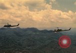 Standbild UH-1 Iroquois Hubschrauber United States USA, 1970, aus Sekunde 35 historischem Filmmaterial Videoclip 65675077310