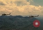 Standbild UH-1 Iroquois Hubschrauber United States USA, 1970, aus Sekunde 38 historischem Filmmaterial Videoclip 65675077310