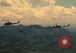 Standbild UH-1 Iroquois Hubschrauber United States USA, 1970, aus Sekunde 39 historischem Filmmaterial Videoclip 65675077310