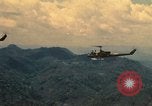 Standbild UH-1 Iroquois Hubschrauber United States USA, 1970, aus Sekunde 42 historischem Filmmaterial Videoclip 65675077310