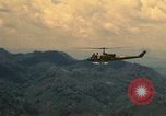 Standbild UH-1 Iroquois Hubschrauber United States USA, 1970, aus Sekunde 43 historischem Filmmaterial Videoclip 65675077310