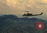 Standbild UH-1 Iroquois Hubschrauber United States USA, 1970, aus Sekunde 45 historischem Filmmaterial Videoclip 65675077310