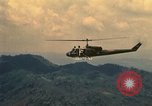 Standbild UH-1 Iroquois Hubschrauber United States USA, 1970, aus Sekunde 46 historischem Filmmaterial Videoclip 65675077310