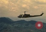 Standbild UH-1 Iroquois Hubschrauber United States USA, 1970, aus Sekunde 47 historischem Filmmaterial Videoclip 65675077310