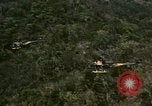 Standbild UH-1 Iroquois Hubschrauber United States USA, 1970, aus Sekunde 59 historischem Filmmaterial Videoclip 65675077310