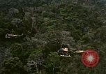 Standbild UH-1 Iroquois Hubschrauber United States USA, 1970, aus Sekunde 62 historischem Filmmaterial Videoclip 65675077310