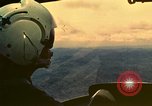 Standbild UH-1 Iroquois Hubschrauber United States USA, 1970, aus Sekunde 24 historischem Filmmaterial Videoclip 65675077311