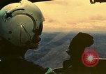 Standbild UH-1 Iroquois Hubschrauber United States USA, 1970, aus Sekunde 25 historischem Filmmaterial Videoclip 65675077311