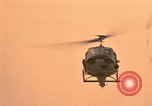 Standbild UH-1 Iroquois Hubschrauber United States USA, 1970, aus Sekunde 40 historischem Filmmaterial Videoclip 65675077311