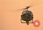 Standbild UH-1 Iroquois Hubschrauber United States USA, 1970, aus Sekunde 41 historischem Filmmaterial Videoclip 65675077311
