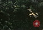 Standbild UH-1 Iroquois Hubschrauber United States USA, 1970, aus Sekunde 47 historischem Filmmaterial Videoclip 65675077311