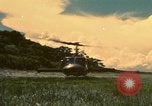 Standbild UH-1 Iroquois Hubschrauber United States USA, 1970, aus Sekunde 21 historischem Filmmaterial Videoclip 65675077312