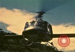 Standbild UH-1 Iroquois Hubschrauber United States USA, 1970, aus Sekunde 27 historischem Filmmaterial Videoclip 65675077312