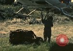 Standbild UH-1 Iroquois Hubschrauber United States USA, 1970, aus Sekunde 33 historischem Filmmaterial Videoclip 65675077312