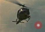 Standbild UH-1 Iroquois Hubschrauber United States USA, 1970, aus Sekunde 18 historischem Filmmaterial Videoclip 65675077313