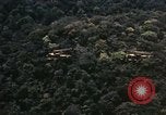 Standbild UH-1 Iroquois Hubschrauber United States USA, 1970, aus Sekunde 16 historischem Filmmaterial Videoclip 65675077314