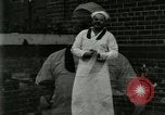 Standbild US Navy Segler Ersten Weltkrieg mess Einrichtung Great Lakes Illinois USA, 1917, aus Sekunde 18 historischem Filmmaterial Videoclip 65675077383